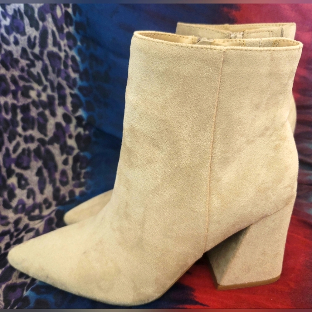 New Ankle Boots With Heel in Taupe Faux Suede Size 9 1/2